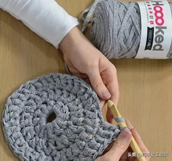 家裡的舊毛線，拿來鉤幾個圓形凳子，簡單好學，全家人都會喜歡