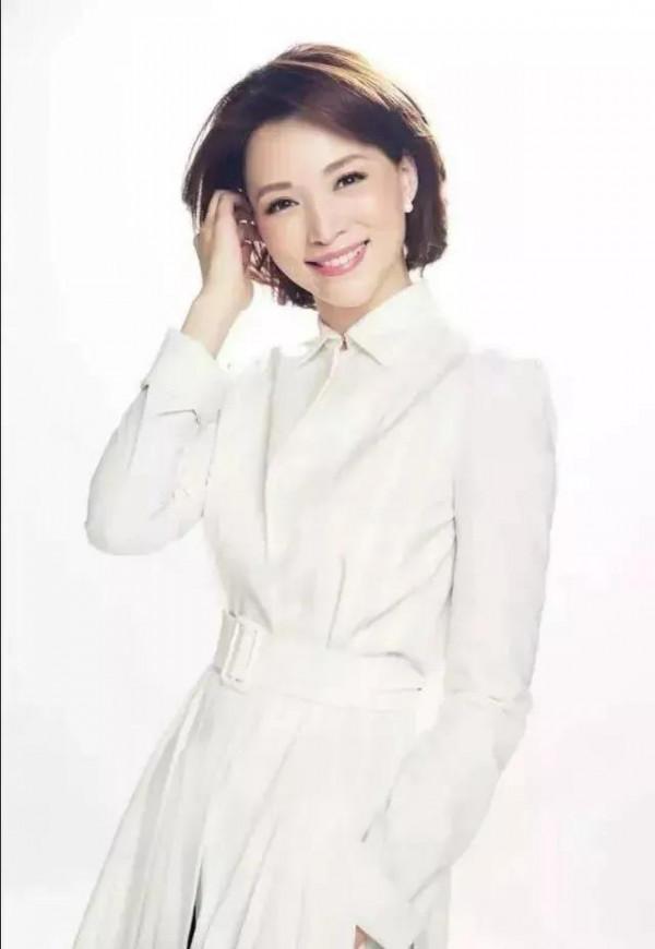 董卿詠梅世紀同框圖集：一個驚豔了時光，一個溫柔了歲月