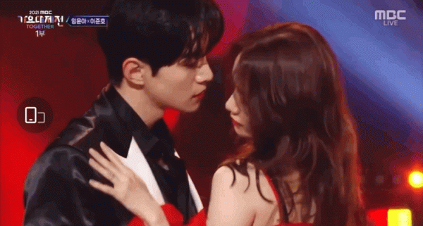 她倆站一起，就是英年發腮和中年緊緻的慘烈對比了