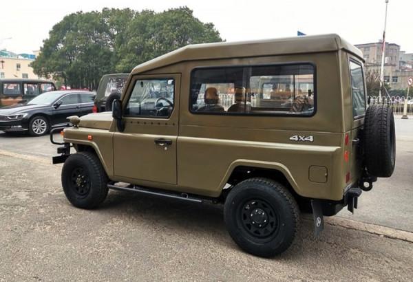 北京212三門版實車曝光，2+2座椅佈局，側開式後尾門