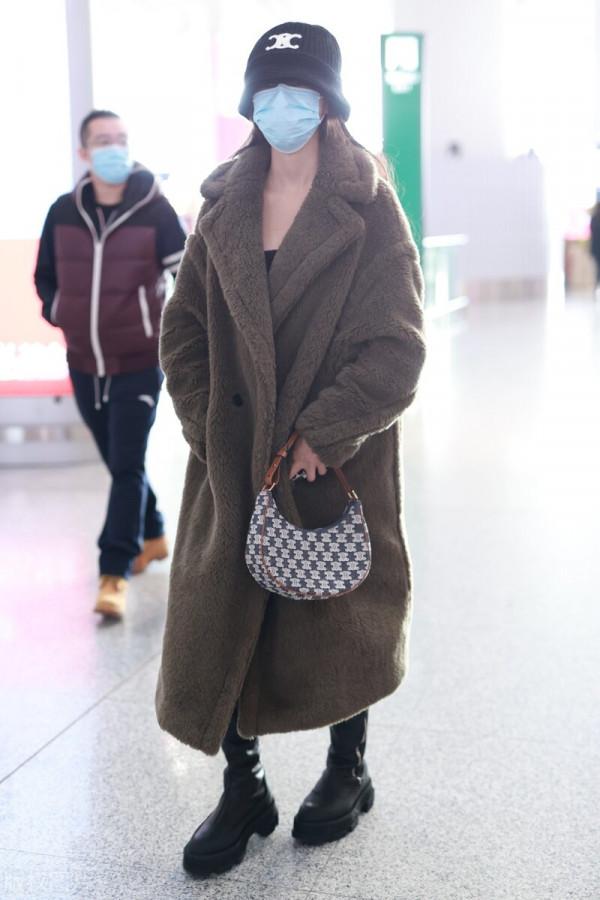 林允這麼怕冷？穿青綠色絨大衣搭配長筒靴時尚又保暖