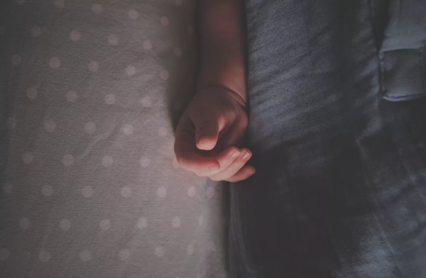 寶寶從床上摔下來,怎麼辦?千萬警惕這些情況,第一步很關鍵 寶寶從床上摔下來,怎麼辦?千萬警惕這些情況,第一步很關鍵