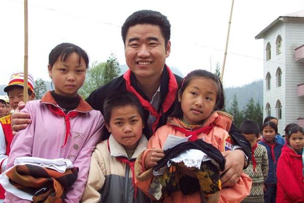 歌手叢飛捐光300萬，得病卻無人問津，愛女成孤兒如今怎麼樣？