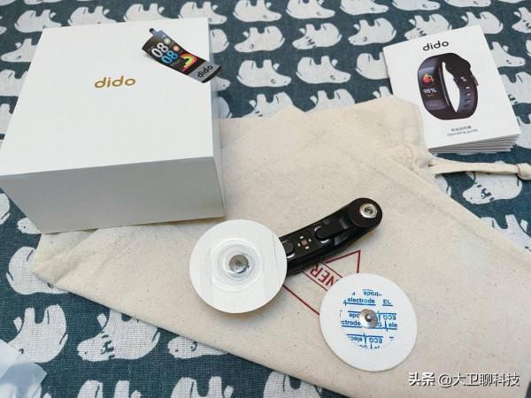 心電、血壓都能監測的手環，dido Y2上手：足夠實用才不會被閒置