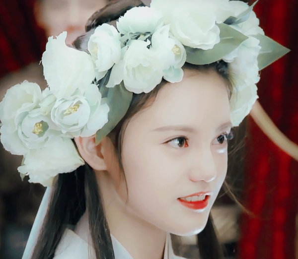 女星的頭戴花環造型，劉亦菲仙氣飄飄，殷桃顯老，孫儷像戴了鳥窩