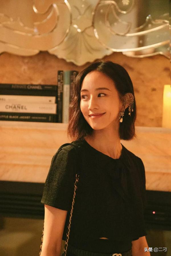 張鈞甯身穿Chanel黑色短裝搭配紗裙 別緻的掛耳