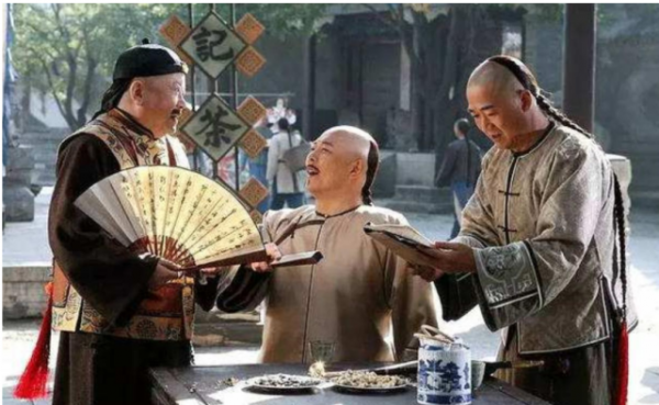 乾隆2萬兩偷賣皇宮寶物,紀曉嵐一倒手,坑走了和珅28000兩 乾隆2萬兩偷賣皇宮寶物,紀曉嵐一倒手,坑走了和珅28000兩