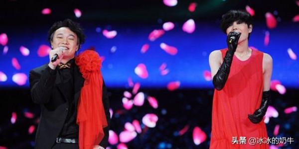 當年王菲唱歌走調,是為了遷就陳奕迅?小柯,你非要10年後才說嗎 當年王菲唱歌走調,是為了遷就陳奕迅?小柯,你非要10年後才說嗎