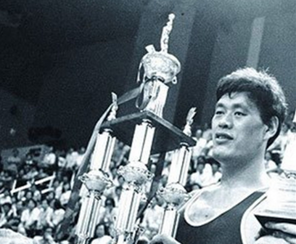 穆鐵柱退役後：無法長時間站立，稱愧對妻兒，2008年病逝姚明評價