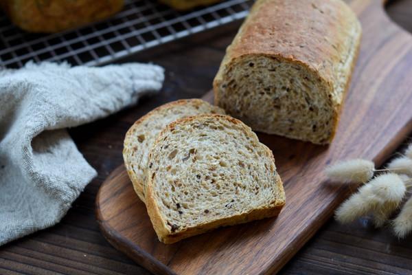 想吃歐包有啥難的，懶人做法烤出6個多谷麵包，2天的早餐不愁了
