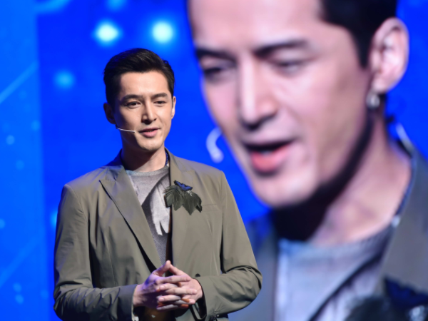 男星為了變白，塗粉底比女星塗得還白還厚，身為黃面板委屈他們了