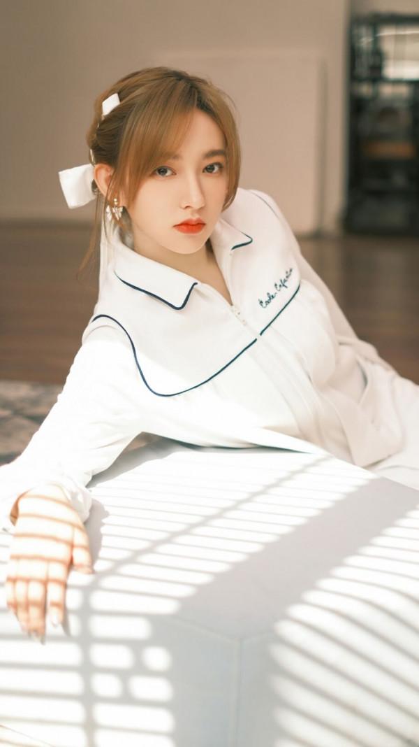 程瀟 1998年出生於廣東省，中國內地流行樂女歌手、演員