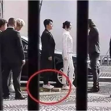 踩沙袋拍戲、穿高跟走紅毯，男星個頭成謎？同臺現原形誰假誰尷尬