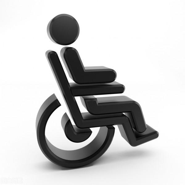 當你在公司崴腳且有骨折的風險時，應該怎麼辦？