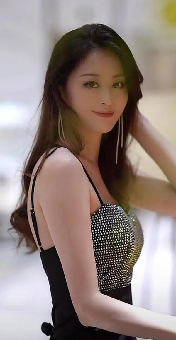 吊帶開叉長裙，彰顯高雅氣質