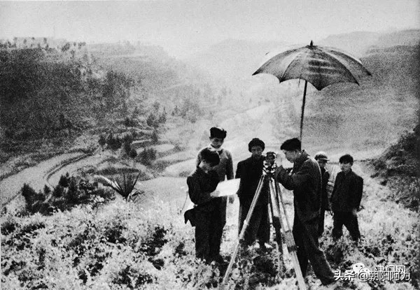 五十年代催人奮進的老照片：毛主席來到十三陵水庫參加義務勞動