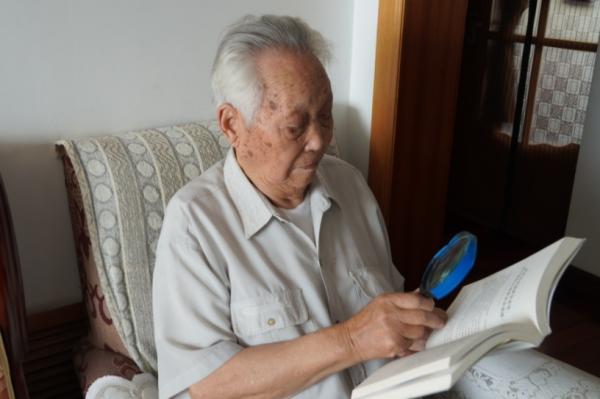 一戰殲敵1000人，中央下令抬進人民大會堂，這位101歲老人做了啥