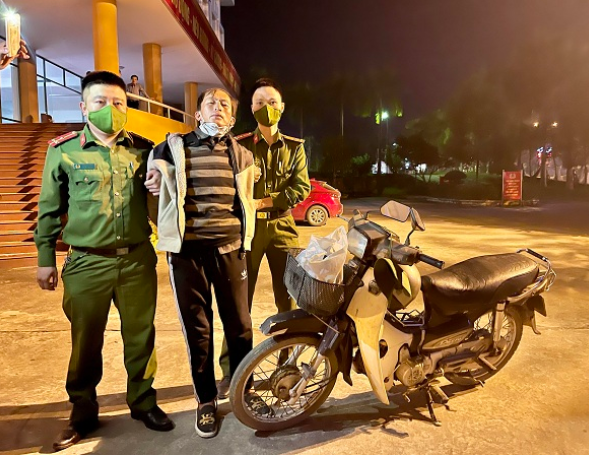 越南男子殘殺親生父母和妹妹,因為自己坐牢期間家人不去探視 越南男子殘殺親生父母和妹妹,因為自己坐牢期間家人不去探視