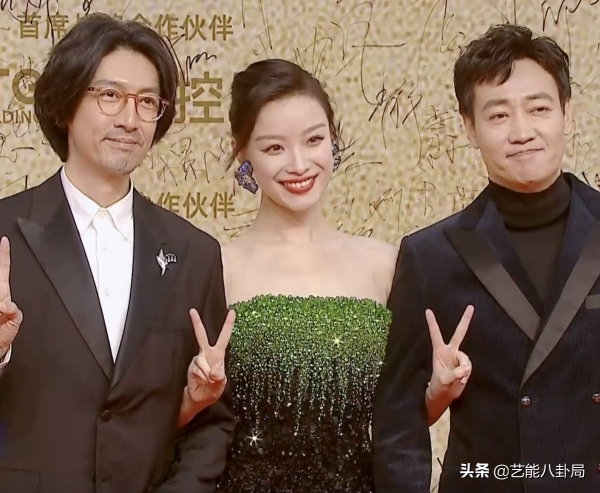 金雞閉幕紅毯比美：寧靜大膽奔放，倪妮定毯神針，關曉彤扳回一城