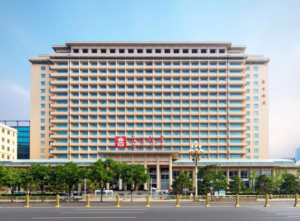 一天夜裡，周總理看到正在施工的北京飯店，隱隱感到有些不安