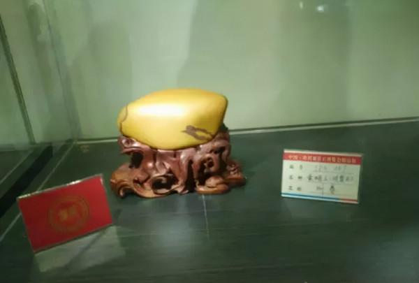 高價成交的66方奇石欣賞