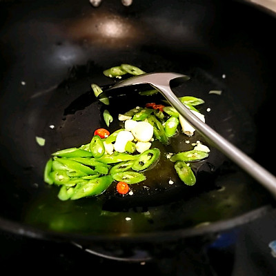 餐廳必點的青椒香腸原來這麼簡單，在家也能做