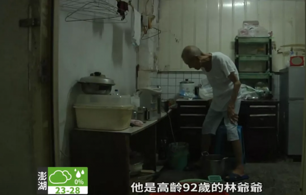 “下流老人”蝸居2㎡，撿垃圾做傢俱：我有兒有女，但老無所依