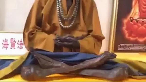 2000年，江西孝子遵遺囑將父做成“木乃伊”，供奉家中無人敢拜訪