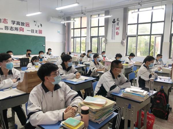 河南農村娃677分上清華,一家養豬艱難生活,為5000塊學費發愁 河南農村娃677分上清華,一家養豬艱難生活,為5000塊學費發愁