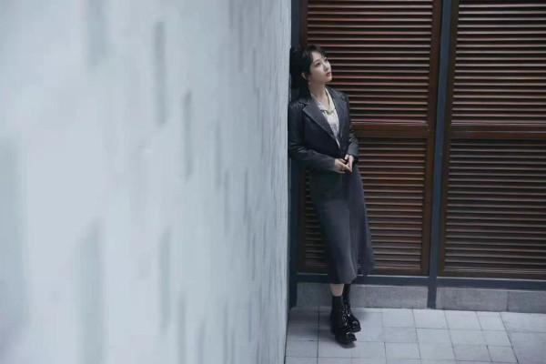 楊紫一改&OpenCurlyDoubleQuote;甜美風&rdquo;穿搭，大膽嘗試短款皮衣秀個性，看著時髦高階