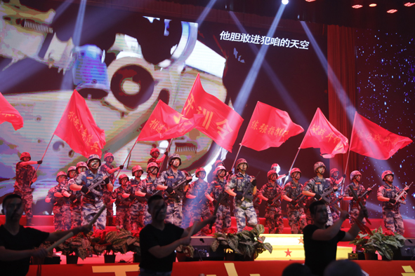 西部戰區空軍某基地：這場頒獎典禮戰味濃、淚水多、士氣足