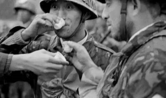 35年前越戰役中，一場真實的陣地直播，戰士赴死前想喝茅臺酒