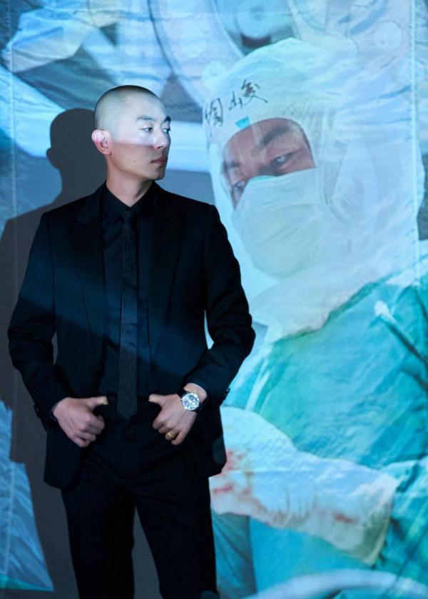 演員朱亞文，妻子結婚8年不會做飯，做2個女兒的爸爸也幸福