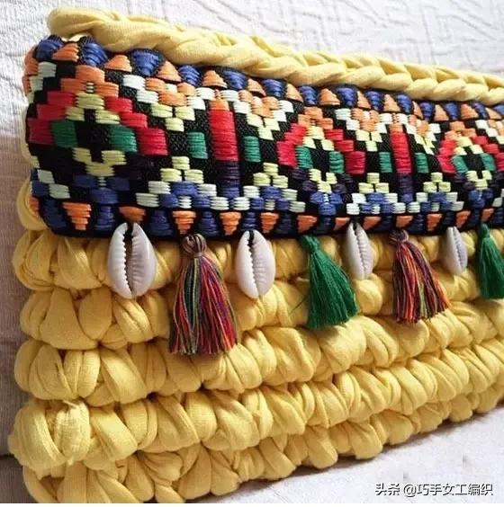 她將幾塊錢的繡片縫在包包上，真的不能再美了