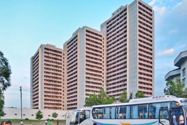 一萬套住房同時奠基、放煙花，朝鮮如此蓋房子、分房子