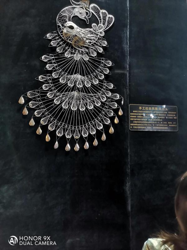 苗寨景區旅遊,看上價值2500元的銀碗值得買嗎?有沒有收藏價值? 苗寨景區旅遊,看上價值2500元的銀碗值得買嗎?有沒有收藏價值?