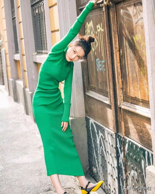 李沁身穿草綠色針織連衣裙溫柔甜美，高扎丸子頭活力十足