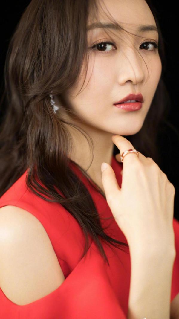 王鷗有種特殊氣質：月上柳俏頭，人約黃昏後