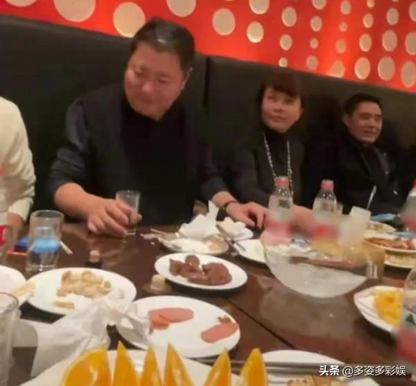 影視大咖罕聚：陳凱歌喝到臉通紅，周冬雨顯落寞，佟麗婭領頭歡唱