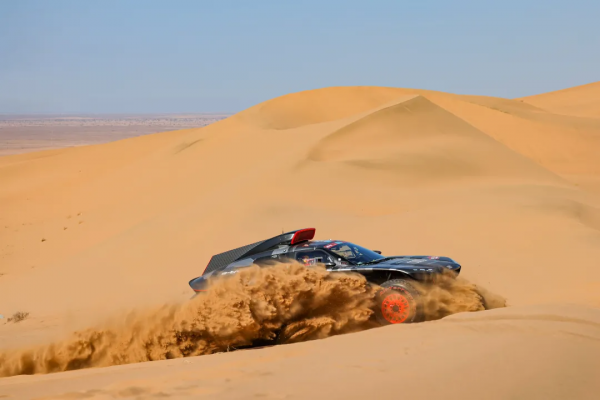 把燃油車按在地上摩擦的達喀爾拉力賽，奧迪還敢用電驅動參加？
