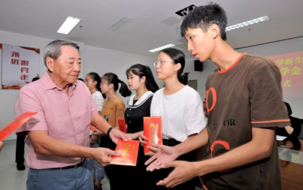 穿3000塊錢鞋的“貧困生”，被取消助學金而感到無辜，心不痛嗎？