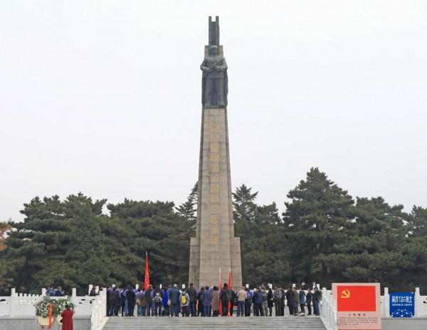 新華全媒+丨永恆的思念——志願軍老戰士和烈士家屬代表祭掃英烈