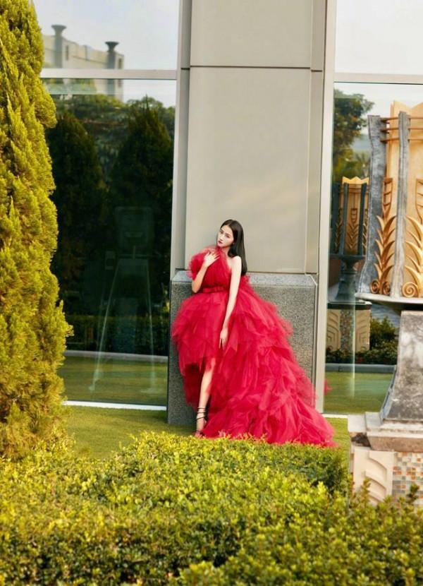 關曉彤將這條“長裙”穿火了，優雅氣質顯高階，很多明星都上頭了