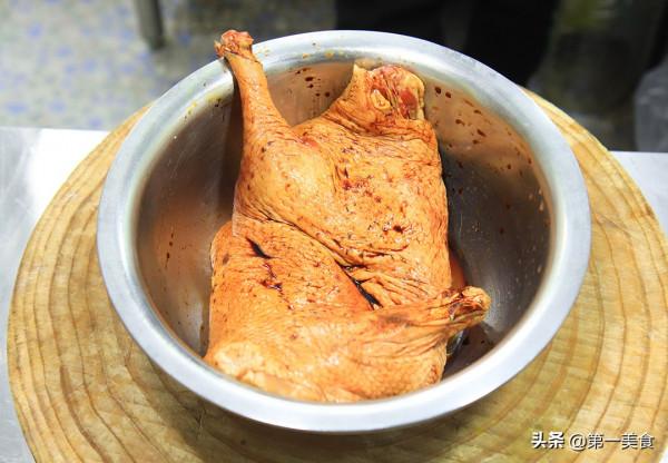 滷燒鴨，鴨肉入味難？廚師長教你一招，肉質紅潤不柴，入味到骨