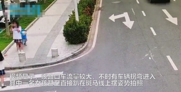 河北一女子將嬰兒放在馬路中央爬行,還得意拍照:玩得挺好,我還省事 河北一女子將嬰兒放在馬路中央爬行,還得意拍照:玩得挺好,我還省事