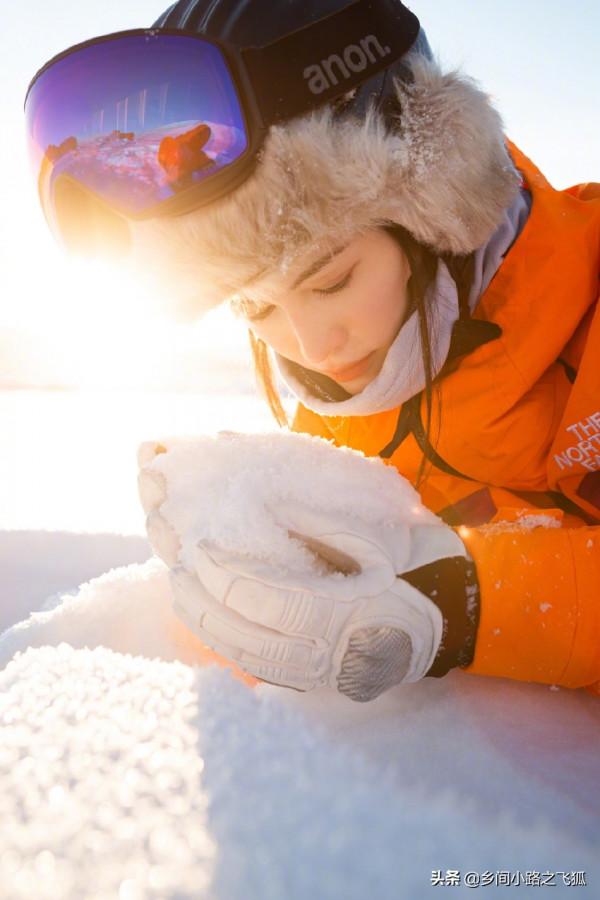 何穗曬新疆雲霄峰滑雪照 林海雪原里美人美景讓人心醉