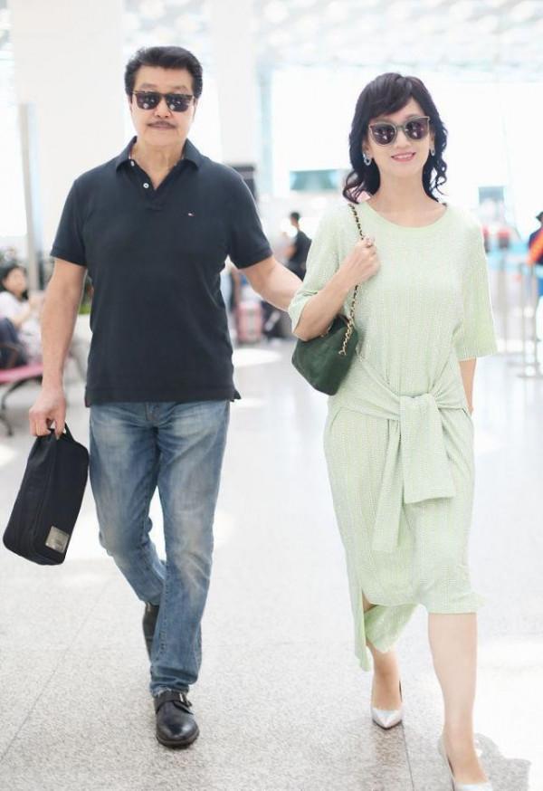 趙雅芝終於不扮嫩了,印花襯衫配九分褲優雅知性,有年齡感也養眼 趙雅芝終於不扮嫩了,印花襯衫配九分褲優雅知性,有年齡感也養眼