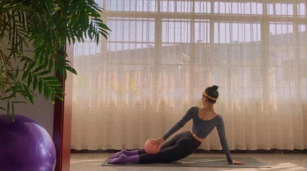 瑜伽小球可以這樣練！平衡協調瘦腰腹，全方位練習。練了你就知道