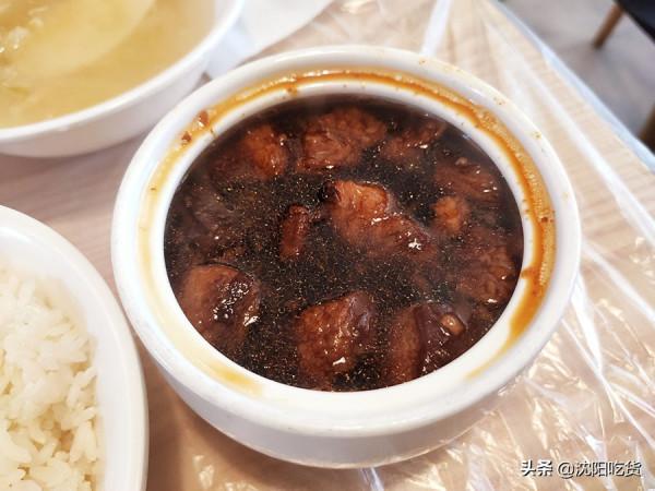 吃飯之前先領桌布自己鋪上,3塊錢肉汁辣椒和免費酸菜湯都不錯 吃飯之前先領桌布自己鋪上,3塊錢肉汁辣椒和免費酸菜湯都不錯