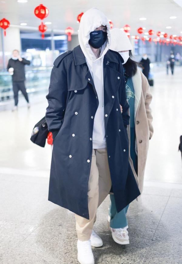 張傑夫婦風波後首次走機場，包裹嚴實看不見臉，謝娜藏身後太小巧